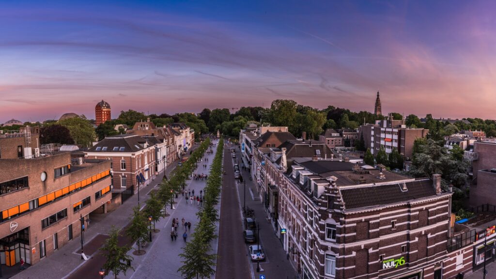 Blik op de Emmastraat in Breda, vanuit de parkeer garage van Centraal Station.